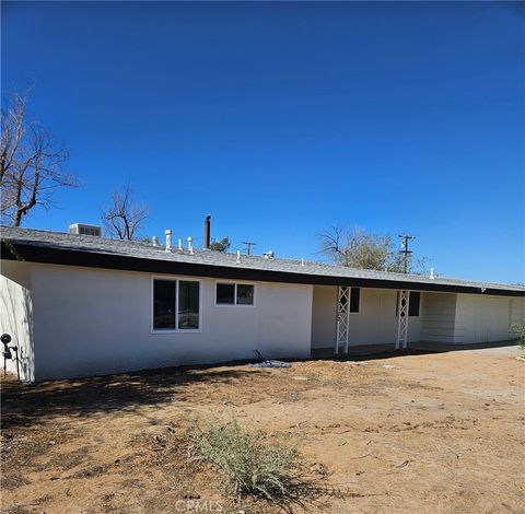 Photo of 13100 Skiomah Rd, Apple Valley, CA 92308 (MLS # DW25241989)