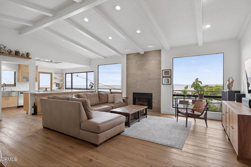 Ventura, California, 93001, United States, 2 Bedrooms Bedrooms, ,2 BathroomsBathrooms,Residential,Active,2021256