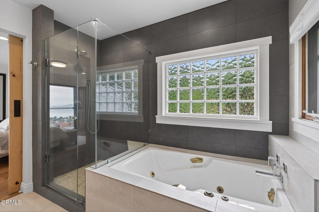 Ventura, California, 93001, United States, 2 Bedrooms Bedrooms, ,2 BathroomsBathrooms,Residential,Active,2021256