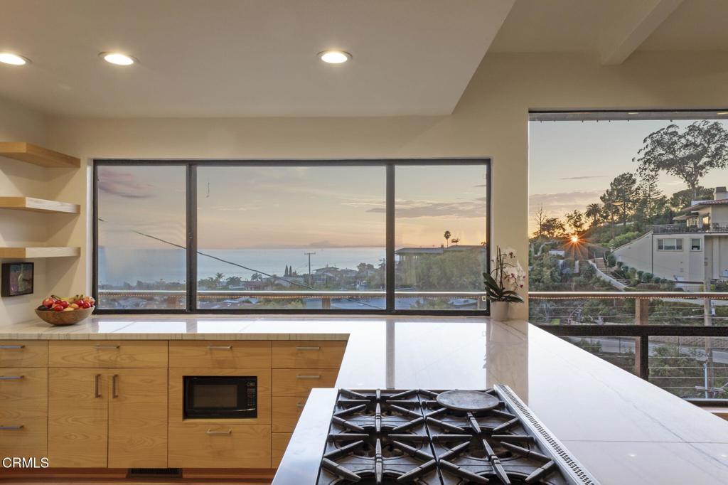 Ventura, California, 93001, United States, 2 Bedrooms Bedrooms, ,2 BathroomsBathrooms,Residential,Active,2021256
