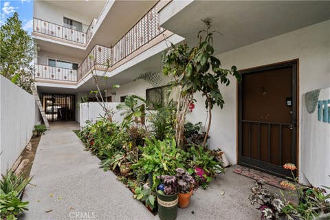 Photo of 322 N Isabel St, Glendale, CA 91206 (MLS # BB26088011)