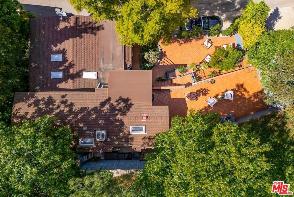 Photo of 9826 Portola Drive, Beverly Hills, CA 90210 (MLS # 26766471)