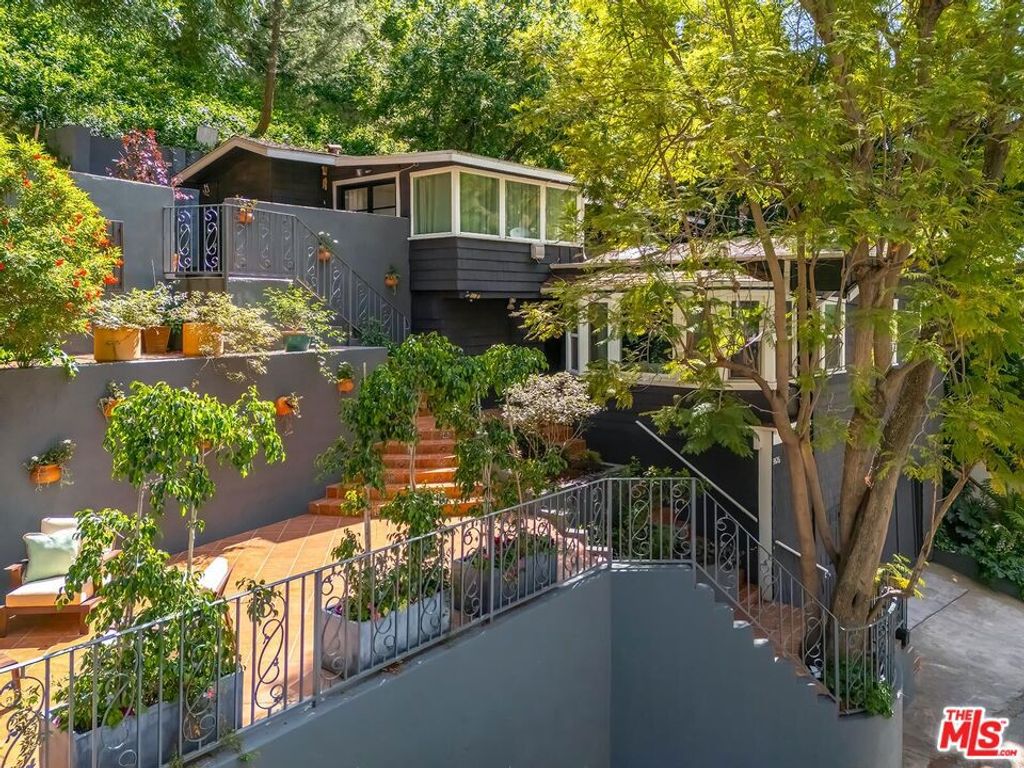 Photo of 9826 Portola Drive, Beverly Hills, CA 90210 (MLS # 26766471)