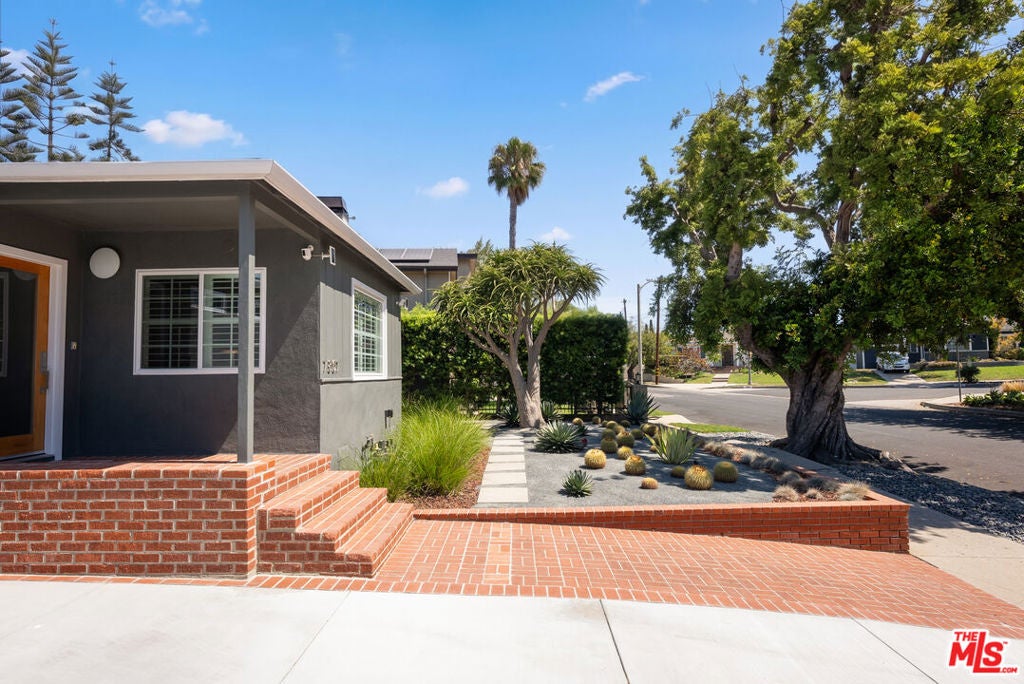 7807 Breen Avenue, Los Angeles CA 90045
