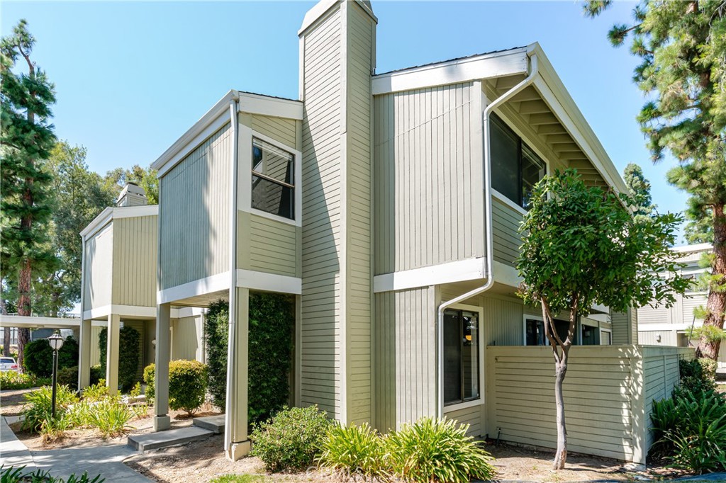 Step into this move-in ready townhome where contemporary design meets effortless luxury. Fully remodeled and thoughtfully upgraded, this 3-bed / 3-bath residence features polished concrete flooring throughout, a sleek, modern kitchen with high-end finishes, and spa-like renovated bathrooms.
Enjoy the ease of living with in unit washer/dryer, and retreat to your private balcony—ideal for morning coffee or evening unwinding. Nest Thermostate and smart locks are convenient features. Outside your door, access resort-style community amenities including a sparkling pool, tennis courts, scenic walking paths, and abundant guest parking.
Included is a detached 2-car garage, providing convenience and extra storage. Location could not be better — minutes from Warner Center, The Village, Westfield Shopping Center, Topanga Canyon, and the Rams Practice Center.
Perfect for buyers craving a low-maintenance, stylish home that balances design and comfort with prime access to entertainment, shopping, and nature.