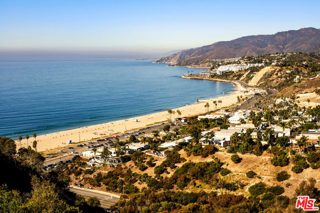 Modern ocean-view 2021 construction located in the Palisades Via Bluffs! Designed and built by renowned developer/designer couple David and Eliana Rokach.