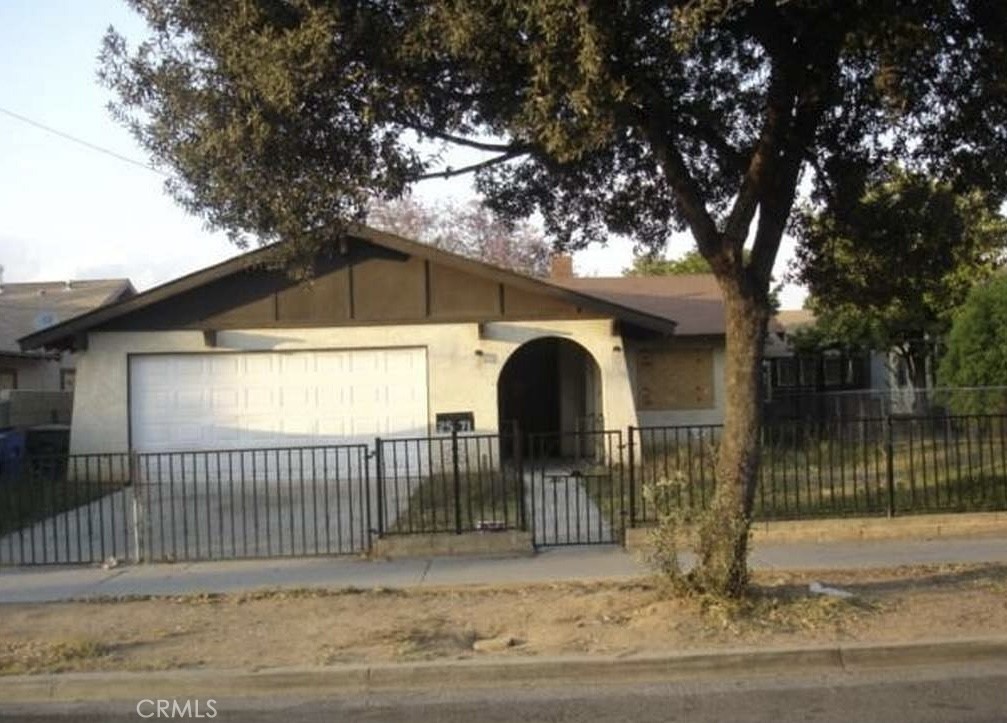 Tenant Occupied home!
Charming Riverside Home with Gated Driveway
Welcome to this inviting 3-bedroom, 2-bathroom single-family residence in the heart of Riverside. Offering 1,314 sq. ft. of comfortable living space, this home combines convenience with privacy. The gated driveway provides added security and ample parking. Inside, you’ll find a bright and open layout with generous living areas, well-sized bedrooms, and plenty of natural light throughout. Located near local shopping, dining, schools, and commuter routes, this home is ideal for both first-time buyers and those seeking a move-in ready property in a central location.