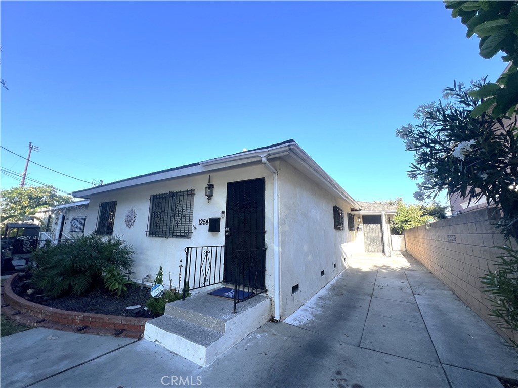Spacious 3-Bedroom Duplex w/ Private Yard + Garage – Across from Fries Ave Elementary
Welcome to your new home in Wilmington! This bright and spacious 3-bedroom, 1-bathroom duplex offers approx. 1,300 sq. ft. of living space, larger than most rentals in the area.
Features You’ll Love
Freshly painted throughout – clean, move-in ready feel
Private backyard – ideal for relaxing or entertaining
1-car garage + 2 driveway spaces (parking for up to 3 vehicles)
Laundry hookups in the kitchen
Tub/shower combo bathroom for convenience
Brand new wood-style flooring in all bedrooms
Quiet, gated property with a private home feel – not a crowded apartment complex
Located directly across from Fries Ave Elementary, this home is close to Los Angeles Harbor College, Kaiser South Bay Medical Center, the 110 freeway, Long Beach Airport, and just 13 miles from LAX. Enjoy nearby marinas, Palos Verdes golf courses, hiking, and local shopping and dining.
Lease Terms: One-year minimum · No pets · Trash included
Rent: $3,100/month
This is a rare opportunity to secure a spacious, freshly updated home with private outdoor space and ample parking in Wilmington. Available now for immediate move-in.
