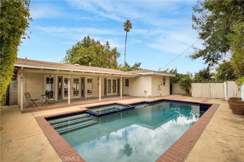 Photo of 23932 Oxnard Street, Woodland Hills, CA 91367 (MLS # SR25221689)