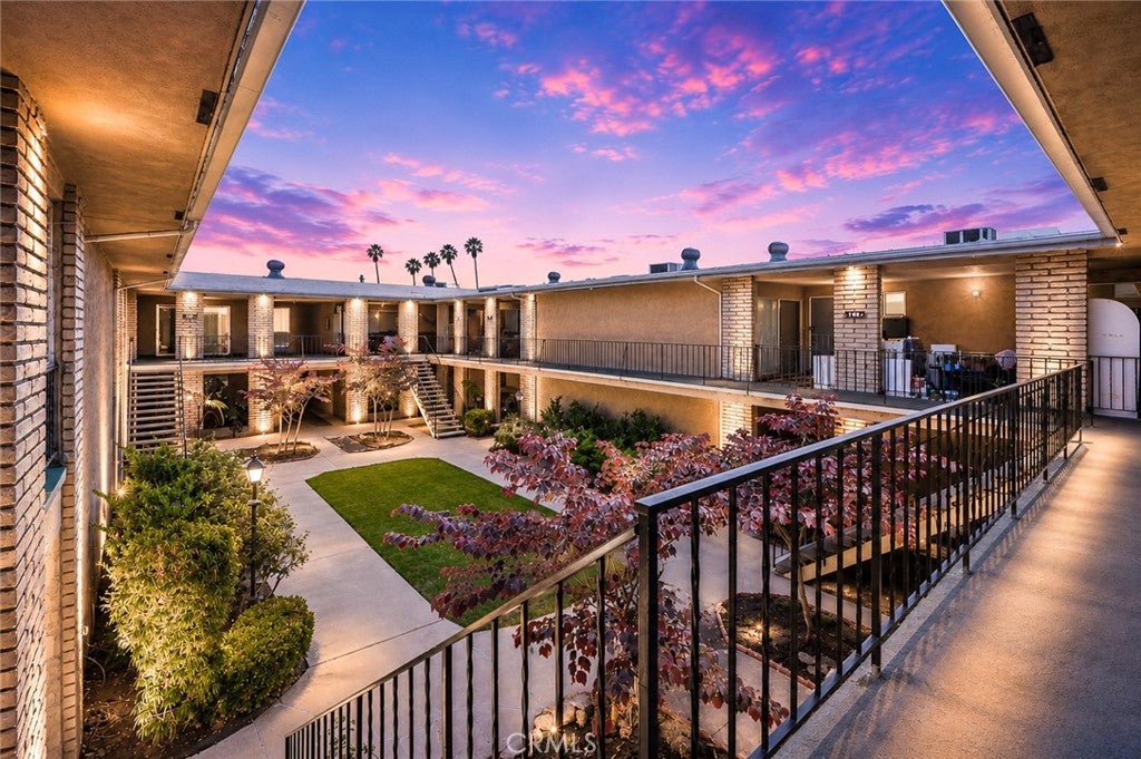 620 W Huntington 216