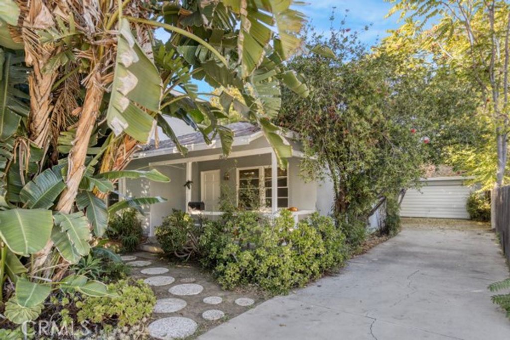 Photo of 14153 Tiara Street St, Van Nuys, CA 91401 (MLS # SR25259817)