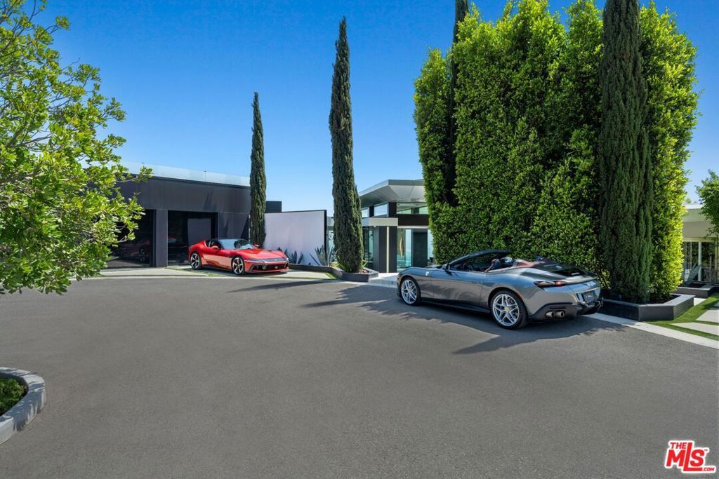 Photo of 1622 Viewmont Drive, Los Angeles, CA 90069 (MLS # 25534241)