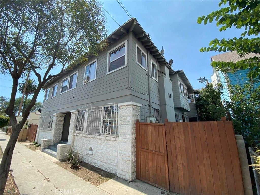 2221 Ellendale