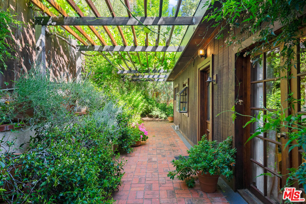 21550 Summit Trail