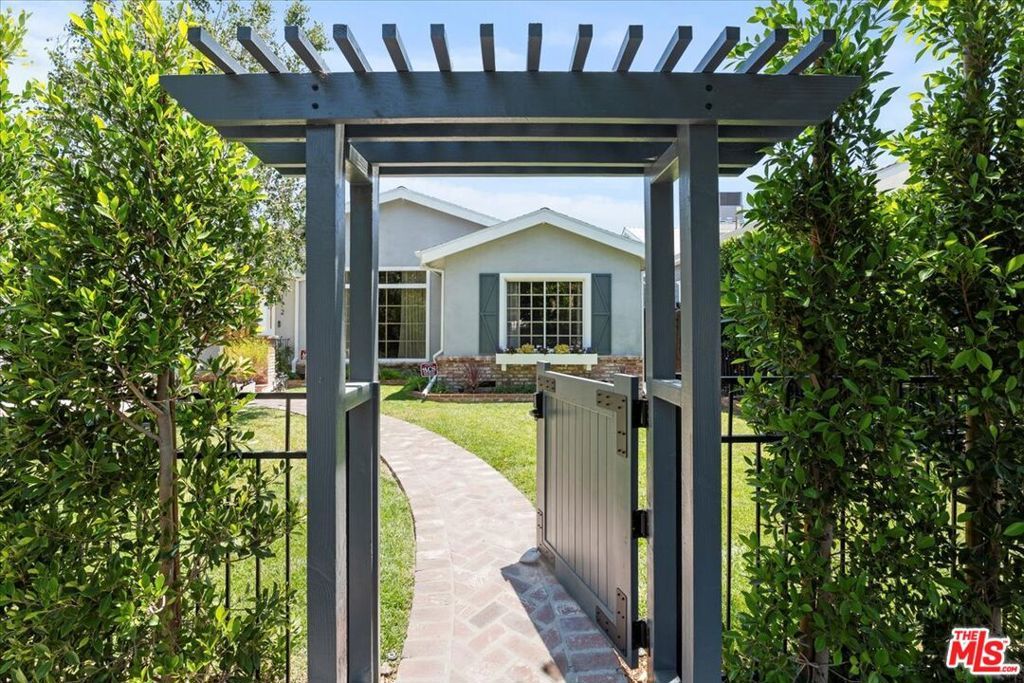 Photo of 4172 Nagle Avenue, Sherman Oaks, CA 91423 (MLS # 26668223)