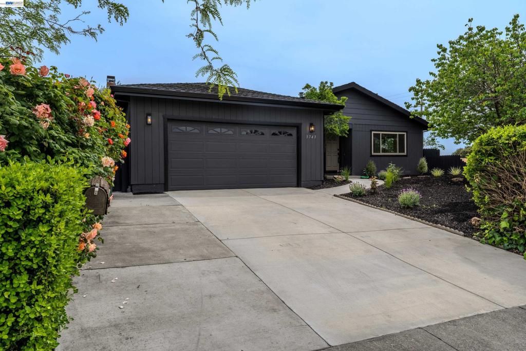 Photo of 3743 Sanford St St, Concord, CA 94520 (MLS # 41129658)
