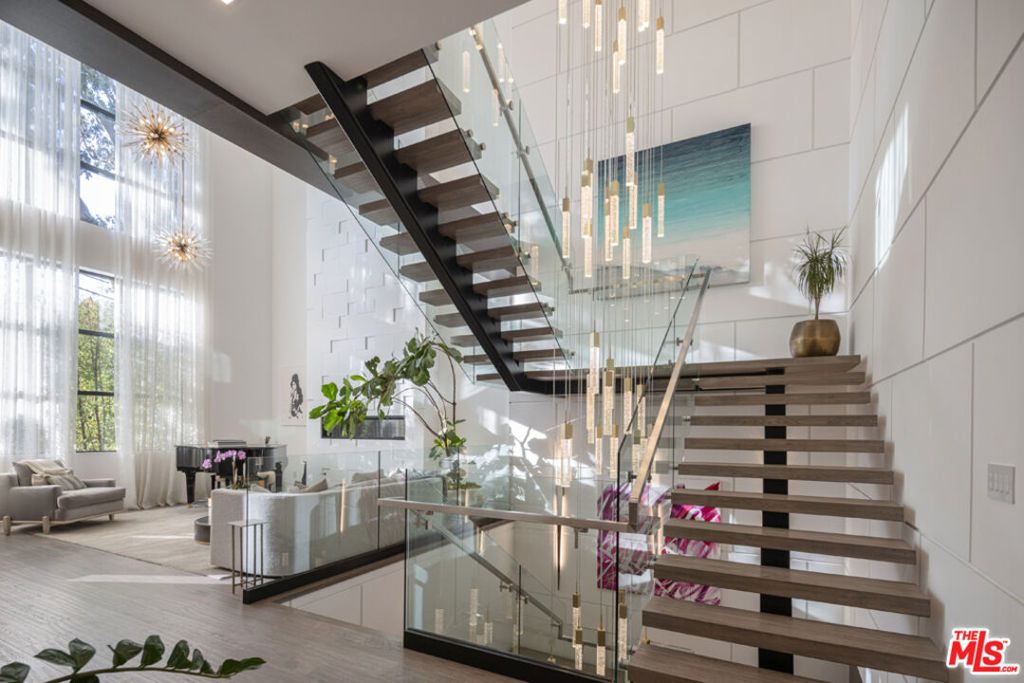 Photo of 800 N Tigertail Road, Los Angeles, CA 90049 (MLS # 25611187)