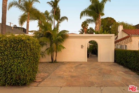 Photo of 810 Indiana Avenue, Venice, CA 90291 (MLS # 26992139)