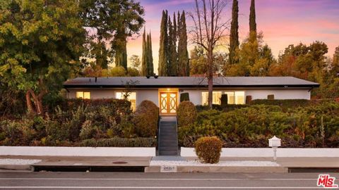 Photo of 24201 Burbank Boulevard, Woodland Hills, CA 91367 (MLS # 26648999)