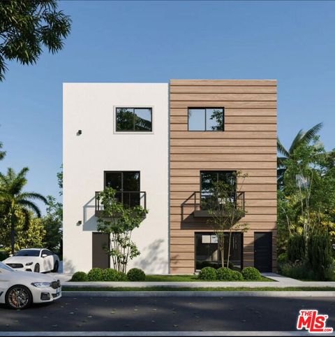 Photo of 2401 Carmona Avenue, Los Angeles, CA 90016 (MLS # 25617771)