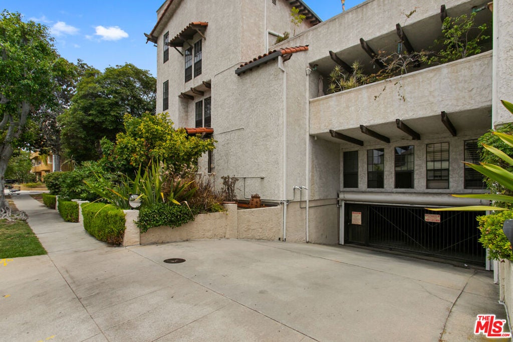 1110 S Shenandoah Street 8, Los Angeles CA 90035