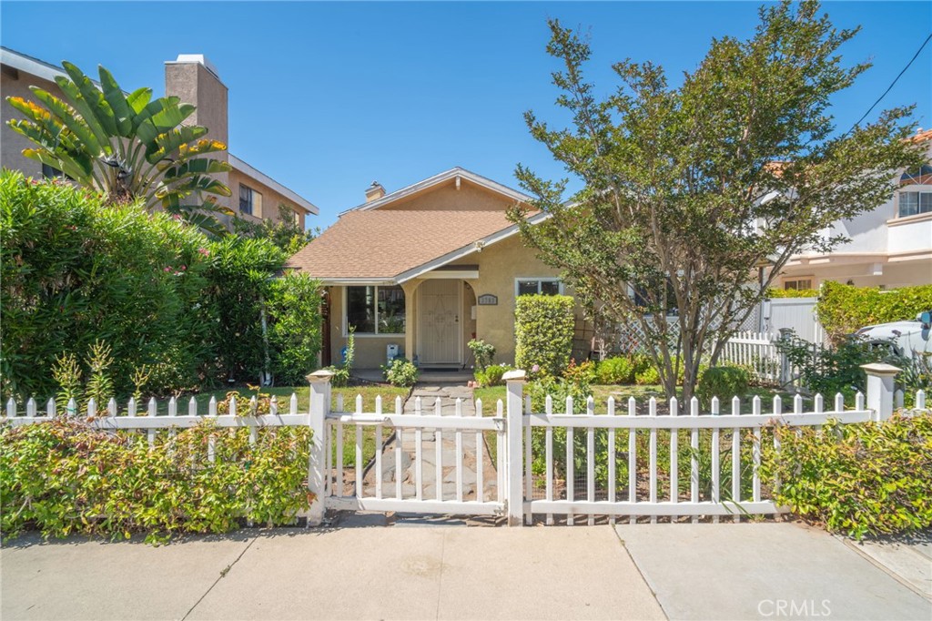 Spacious 3 bedroom, 3 bath home with Den in a great Redondo Beach location! This home features a bright open layout, stainless steel kitchen appliances, granite counters, and washer & dryer included.
The upstairs primary suite has vaulted ceilings, a walk-in closet, and a private deck. The backyard is perfect for relaxing or entertaining with a canopy and garden space. Parking is easy with a long driveway and 2-car garage.
Close to award-winning schools, parks, shopping, and just minutes to the beach!