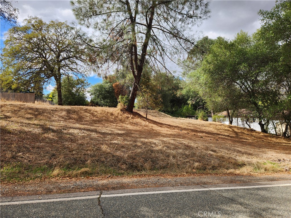Great piece of residential land located in Oroville! Just minutes from water, recreation areas, shopping and more! Great location to build your dream home. Call you Realtor today!