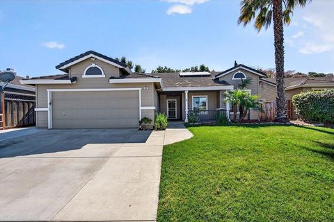 Photo of 661 Del Mar Drive, Hollister, CA 95023 (MLS # ML82039866)