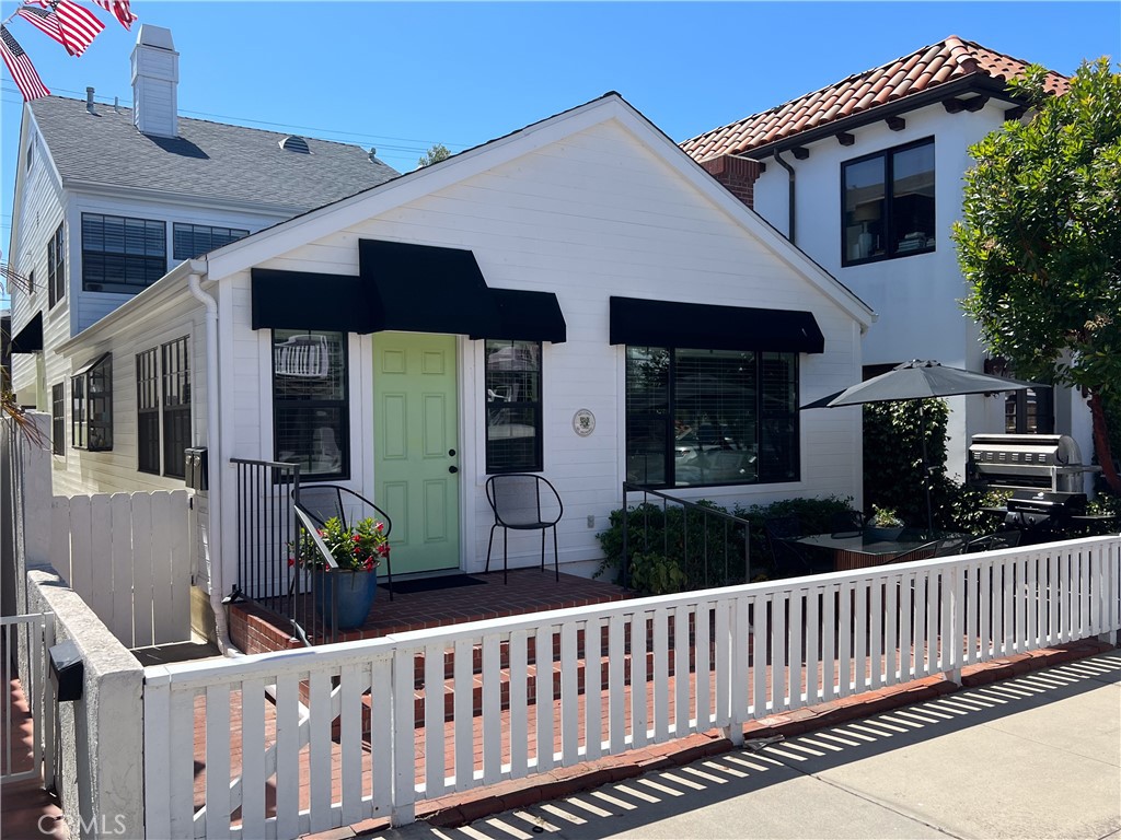 Live the Balboa Island lifestyle just steps from the North Bay Front and picturesque Ruby Beach. This recently remodeled coastal cottage offers modern luxury with charming island appeal—featuring durable and stylish LVP wood flooring, a welcoming front patio, and comfortable, fully furnished interiors ready for immediate enjoyment.
Perfect for entertaining family and friends, this home captures the essence of island living. The vibrant village atmosphere, gentle bay breezes, and sunny skies create an idyllic setting for both relaxation and adventure. Once you cross the bridge onto the island, you may never need your car again—local restaurants, markets, and boutique shops are all just steps away.
Enjoy daily strolls along the scenic bayfront path that wraps around the island, or explore a host of nearby activities: rent a Duffy boat, kayak in the bay, bike the coastal trails, take the ferry to the Peninsula, or even catch a ride to Catalina Island. From paddleboarding and pier fishing to dining al fresco or simply soaking in the views—Balboa Island offers it all.
Additional features include one parking space in a shared two-car garage and shared laundry in the garage. Also available for short-term summer stays.