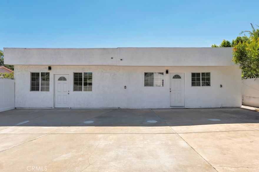 Welcome to this beautifully maintained property in Tarzana, featuring a spacious 1 bedroom 1 bath 650sqft ADU with full kitchen, bathroom, laundry, living area, plenty of natural light, recess lighting, private entry, and separate address for added privacy.  

Located in a desirable neighborhood, just minutes from Ventura Blvd's shops, dining, park, and schools. A must see!