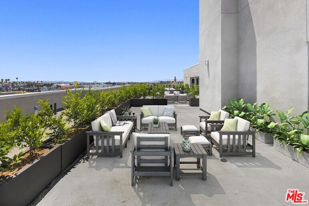 Elegant. Modern. Luxurious. This beautiful brand new apartment is available immediately. The apartment home features stainless steel appliances, generous kitchen layouts with quartz counters, a washer & dryer in unit. As a resident, you can enjoy the rooftop with holly wood sign and downtown view. 1bedroom 887-987sf with huge walk-in closet. Very easy to access 10fwy , downtown, USC. Close to the grocery , Restaurants, Stores, and more. Ready to move-in with move in special promotion. Offering 2 month FREE RENT on 14 month lease, and FREE PARKING to qualified applicant.