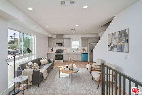 Photo of 1108 Queen Anne Place, Los Angeles, CA 90019 (MLS # 26833343)