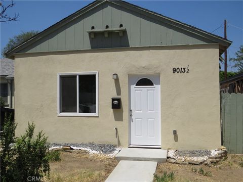 Photo of 9013 1/2 Gladbeck Ave Ave, Northridge, CA 91324 (MLS # SR26017131)