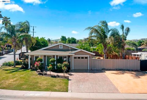 Photo of 167 Peninsula Road, Bay Point, CA 94565 (MLS # 41130997)