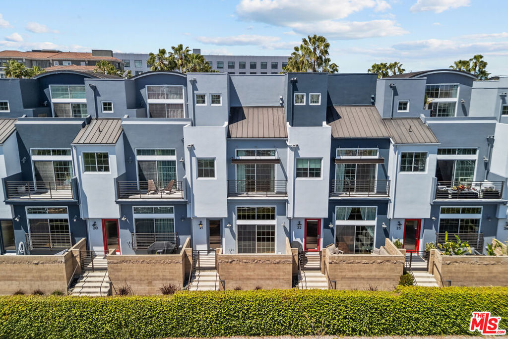 5400 Playa Vista Drive 21