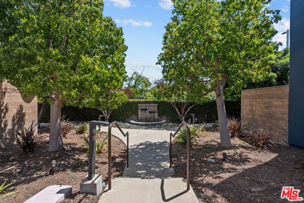 5400 Playa Vista Drive 21