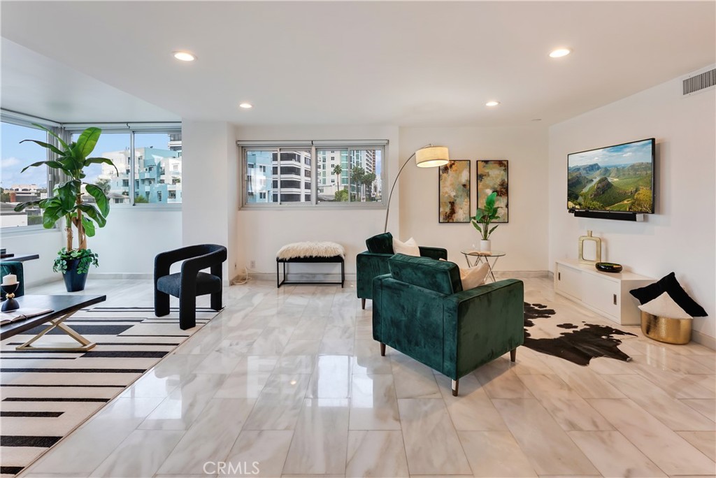 875 Comstock Avenue 4D