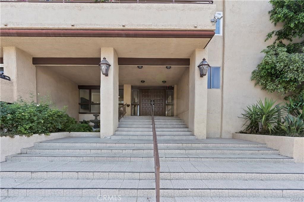 Photo of 5412 Lindley Avenue #108, Encino, CA 91316 (MLS # SR25158577)
