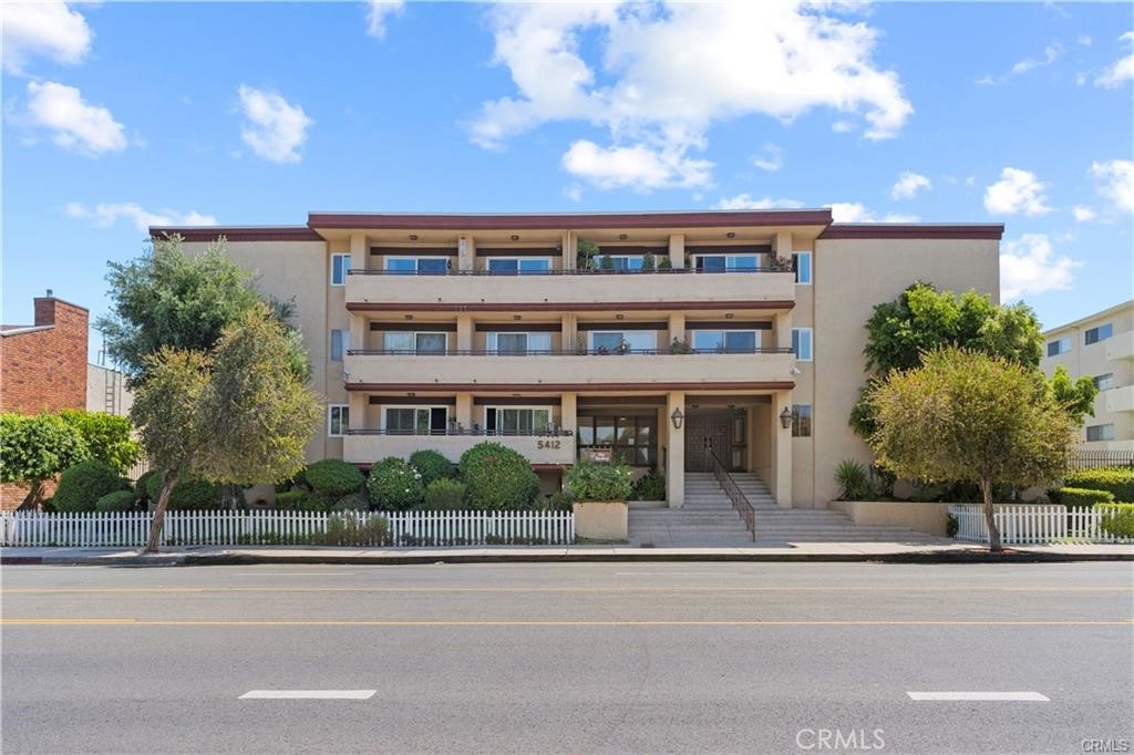 Stunning 3-bedroom 2-bathroom condo in prime Encino location! Nestled in a vibrant gated community! Don’t miss the opportunity to own this incredible, bright and stylish condo, located in the heart of highly desirable Encino neighborhood!
This move-in-ready condo features include:
Brand new electrical oven, new dishwasher, new range hood, new A/C and heating system, new sliding mirror doors in hallway and bedrooms, new faucet and recessed lighting for a modern, stylish touch. This condo offers a spacious living room, a well-appointed kitchen, and a dining area with a laminate floor. Spacious primary bedroom with en-suite bathroom and generous closet space as well as two additional bedrooms and perfect for guests, a home office, etc. Conveniently located close to the elevator and community laundry room.
The amenities of this gorgeous condo include sparkling pool, spa with jacuzzi and sauna, secured gated community, club house with kitchen (great for entertaining), barbeque picnic area, mailroom with security cameras, two assigned parking spots with additional storage cabinets.
A prime location close to Ventura Blvd, trendy cafes, shopping, restaurants, and easy access to freeways, making it one of the most sought-after neighborhoods in the San Fernando Valley. Motivated seller! Bring all offers!
Make this exceptional condo your new Home!