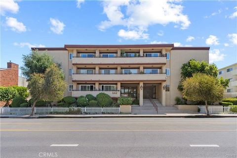 Photo of 5412 Lindley Avenue #108, Encino, CA 91316 (MLS # SR25158577)