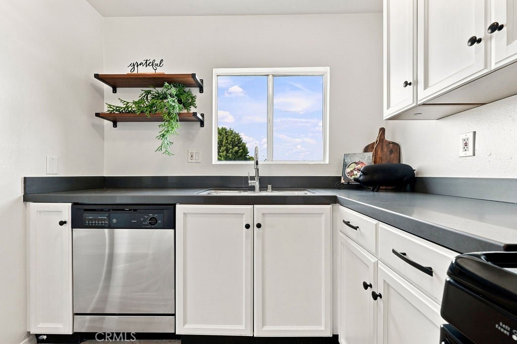 Photo of 18350 Hatteras ST #211, Tarzana, CA 91356 (MLS # SR26192373)