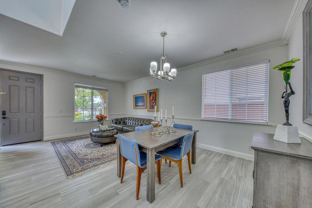 4560 Peninsula Point Drive