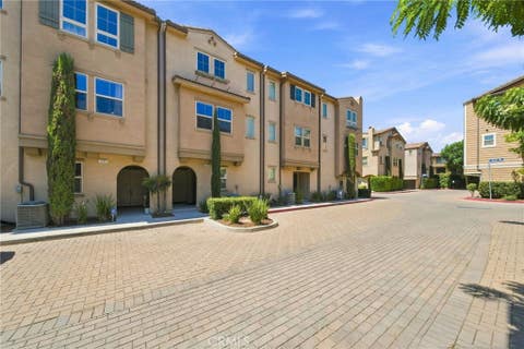 Photo of 7239 N Cedar Rd RD, Van Nuys, CA 91405 (MLS # SR26186728)
