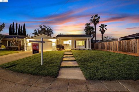 Photo of 6931 Pine Ct Ct, Dublin, CA 94568 (MLS # 41129552)