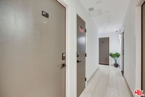 Photo of 946 S Ridgeley Drive #211, Los Angeles, CA 90036 (MLS # 26865853)