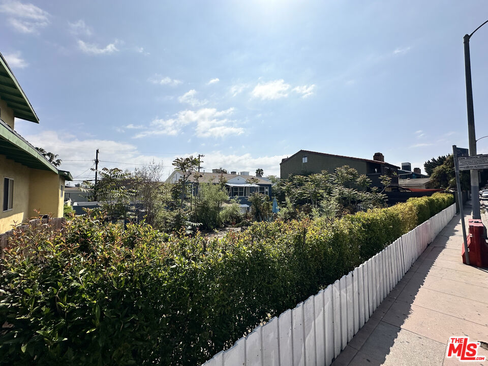 2712 Pacific Avenue