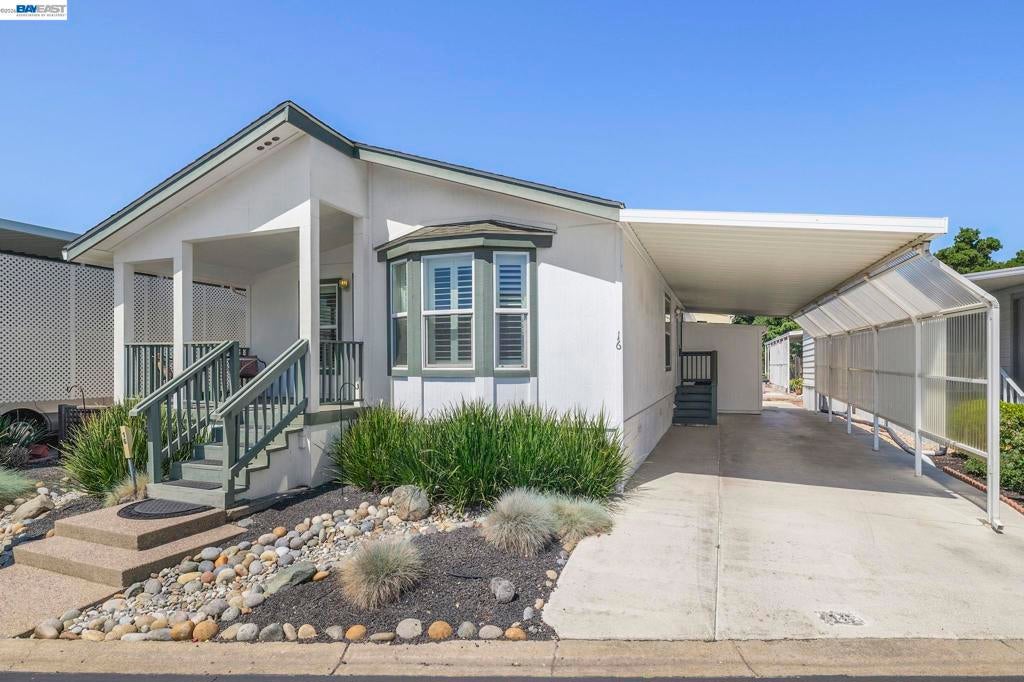 3263 Vineyard Ave.