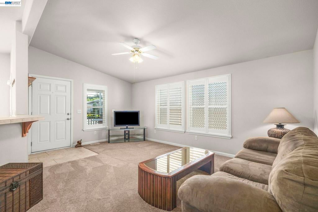 3263 Vineyard Ave.