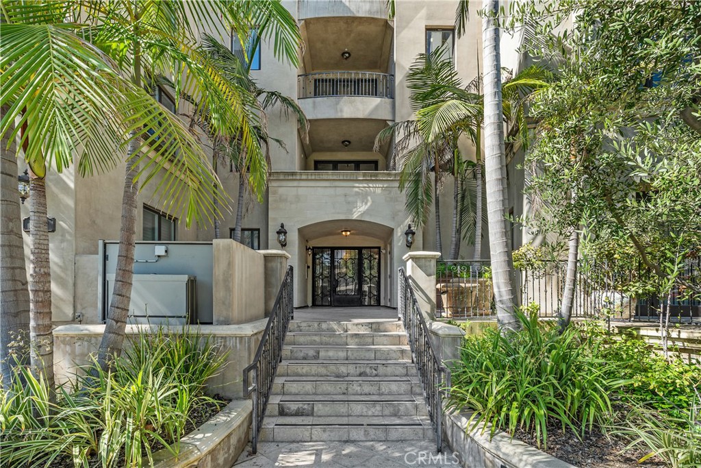 Perched above the heart of Studio City, this rare corner penthouse offers the perfect blend of elegance, sophistication, and convenience. Featuring 3 spacious bedrooms and 3 bathrooms, the residence showcases soaring vaulted ceilings and dramatic floor-to-ceiling windows that fill the interiors in natural light while framing unobstructed views .
The gourmet kitchen is both beautiful and functional, highlighted by skylights, Viking appliances, and custom cabinetry—ideal for both everyday living and entertaining. Gorgeous hardwood floors extend through the main living areas, adding warmth and timeless appeal. The inviting living room features custom built-in cabinetry with bookshelves, a fireplace, and direct access to the private terrace, where you can enjoy morning coffee or an evening glass of wine.
Ideally situated, this penthouse is just a block from CBS Radford Studios and within walking distance to the renowned Sunday Farmers Market, Trader Joe’s, Wilacre hiking trails, and Studio City’s trendiest shops and restaurants and easy access to major studios, the Westside, and Hollywood.
More than just a residence, this is a lifestyle—defined by luxury, sophistication, and unmatched convenience.
