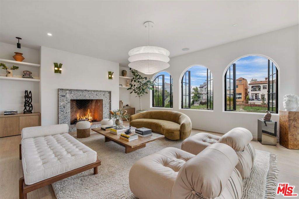 Photo of 5201 Via Donte, Venice, CA 90292 (MLS # 26646171)